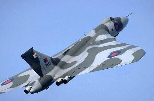 500-avro_vulcan_xh558_takeoff.jpg