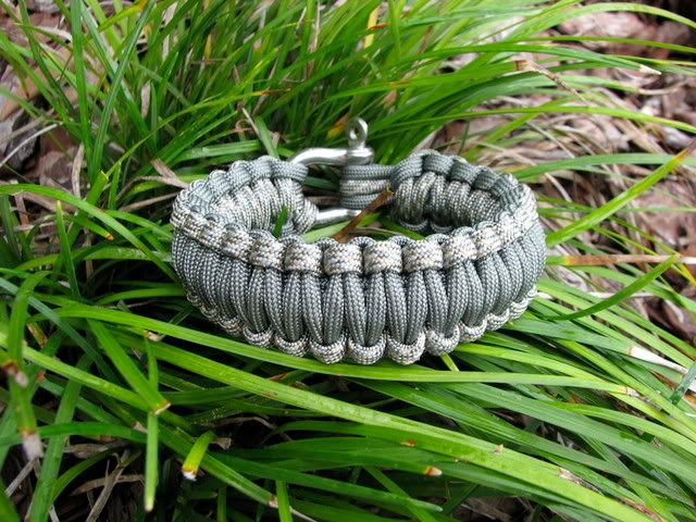 bracelet survival. Paracord Survival Bracelet with shackle in Foliage Green & ACU Camo