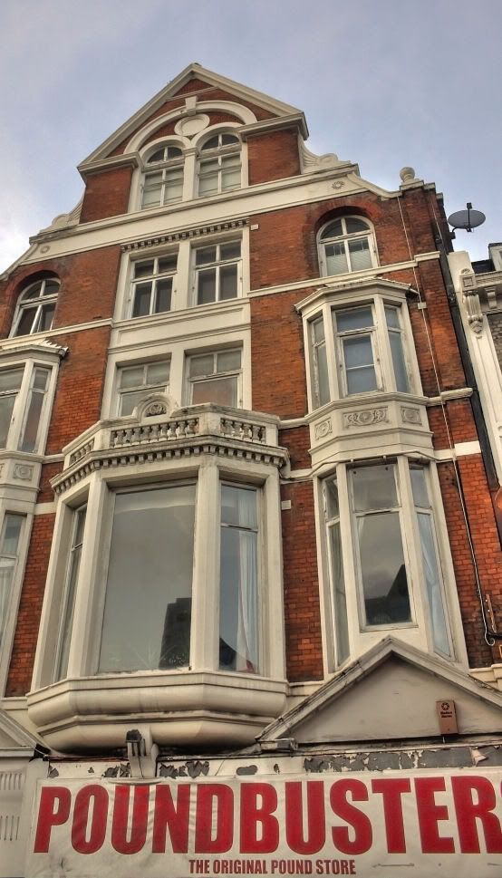 IMAGE: http://i20.photobucket.com/albums/b246/JACKMCENTIRE/1EDITcropSMALL.jpg