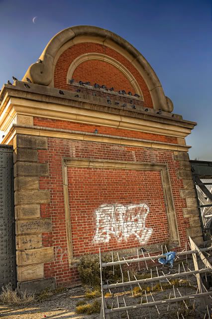 IMAGE: http://i20.photobucket.com/albums/b246/JACKMCENTIRE/DPP2_0001_2_3_tonemapped.jpg