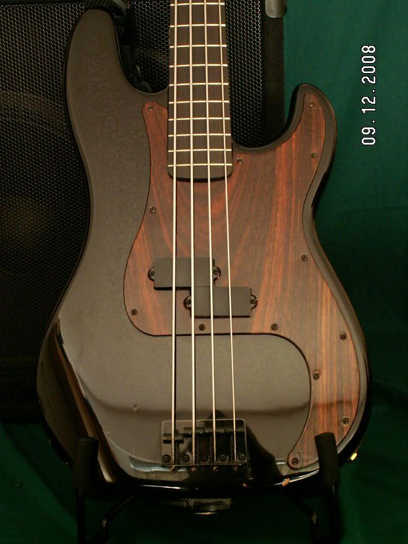 http://i20.photobucket.com/albums/b246/classic_bass/Gear/basspic1.jpg