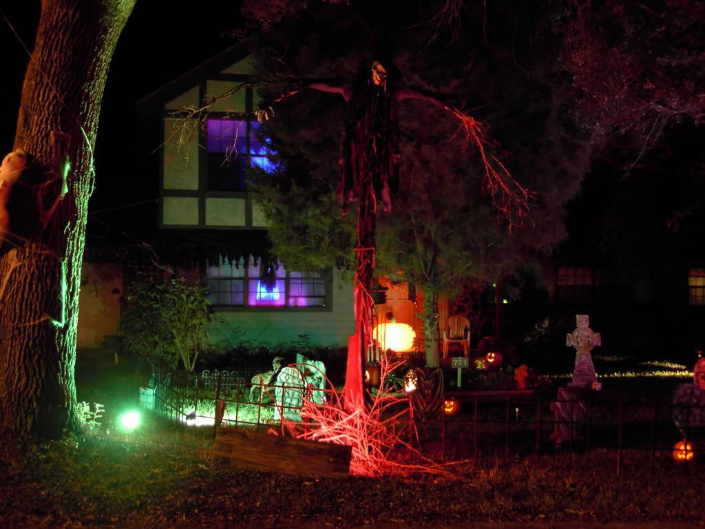 http://i20.photobucket.com/albums/b247/CastleVonStuben/Halloween%202005/Halloween2005_136.jpg